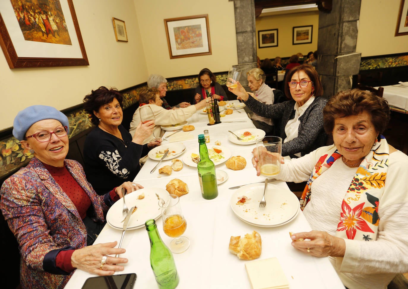 Con mucha antelación, grupos de gijonesas hace semanas que se reunieron para determinar dónde cenar la noche de Les Comadres.