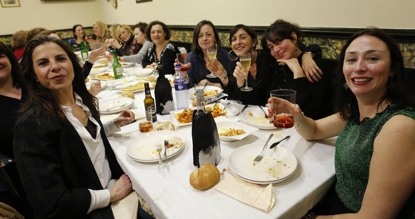 Con mucha antelación, grupos de gijonesas hace semanas que se reunieron para determinar dónde cenar la noche de Les Comadres.