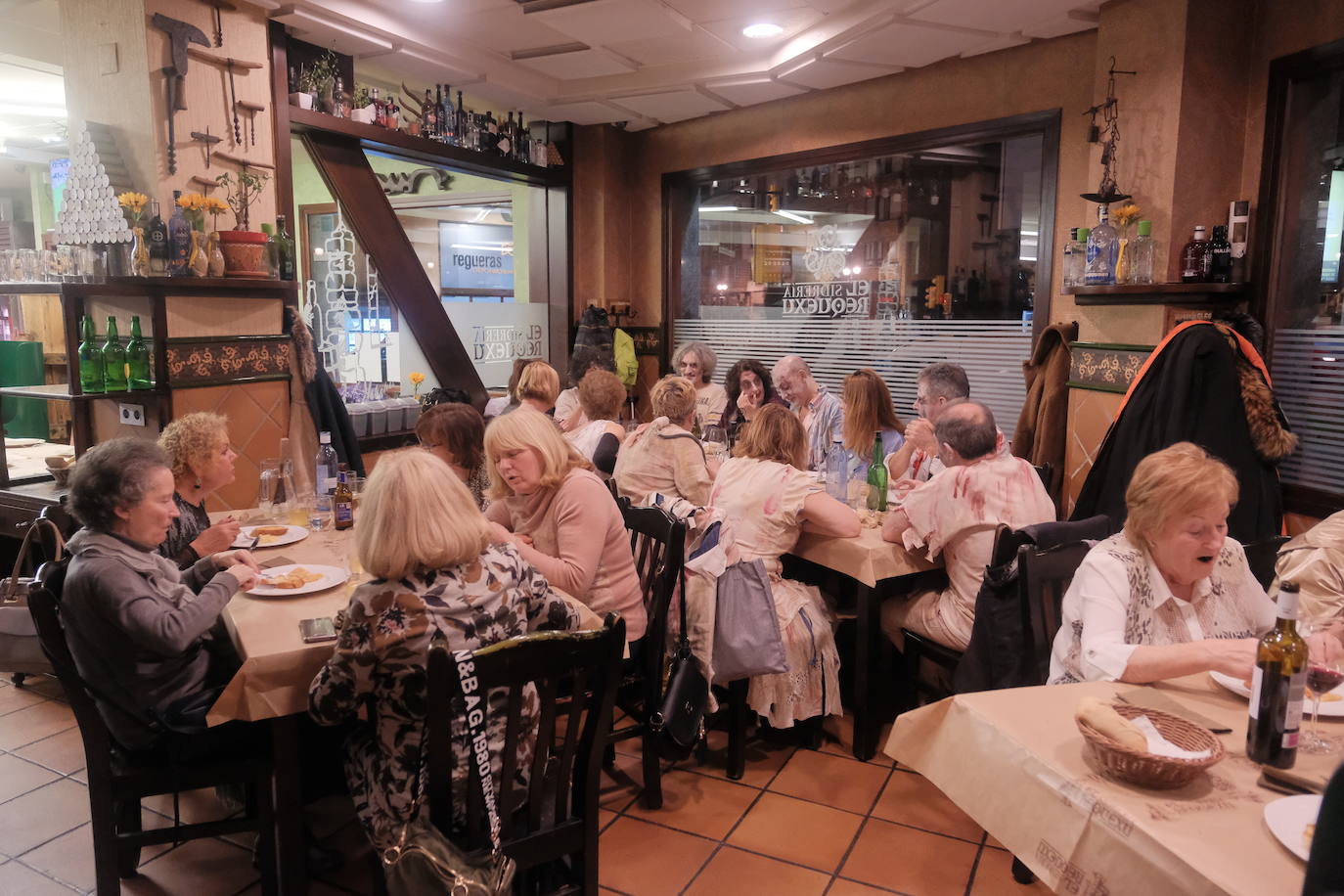 Con mucha antelación, grupos de gijonesas hace semanas que se reunieron para determinar dónde cenar la noche de Les Comadres.