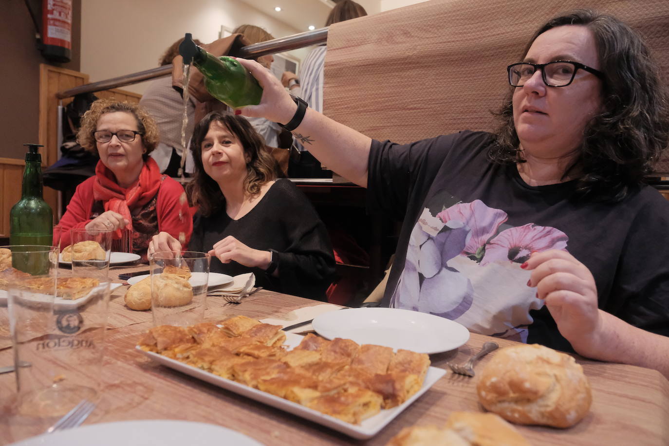 Con mucha antelación, grupos de gijonesas hace semanas que se reunieron para determinar dónde cenar la noche de Les Comadres.