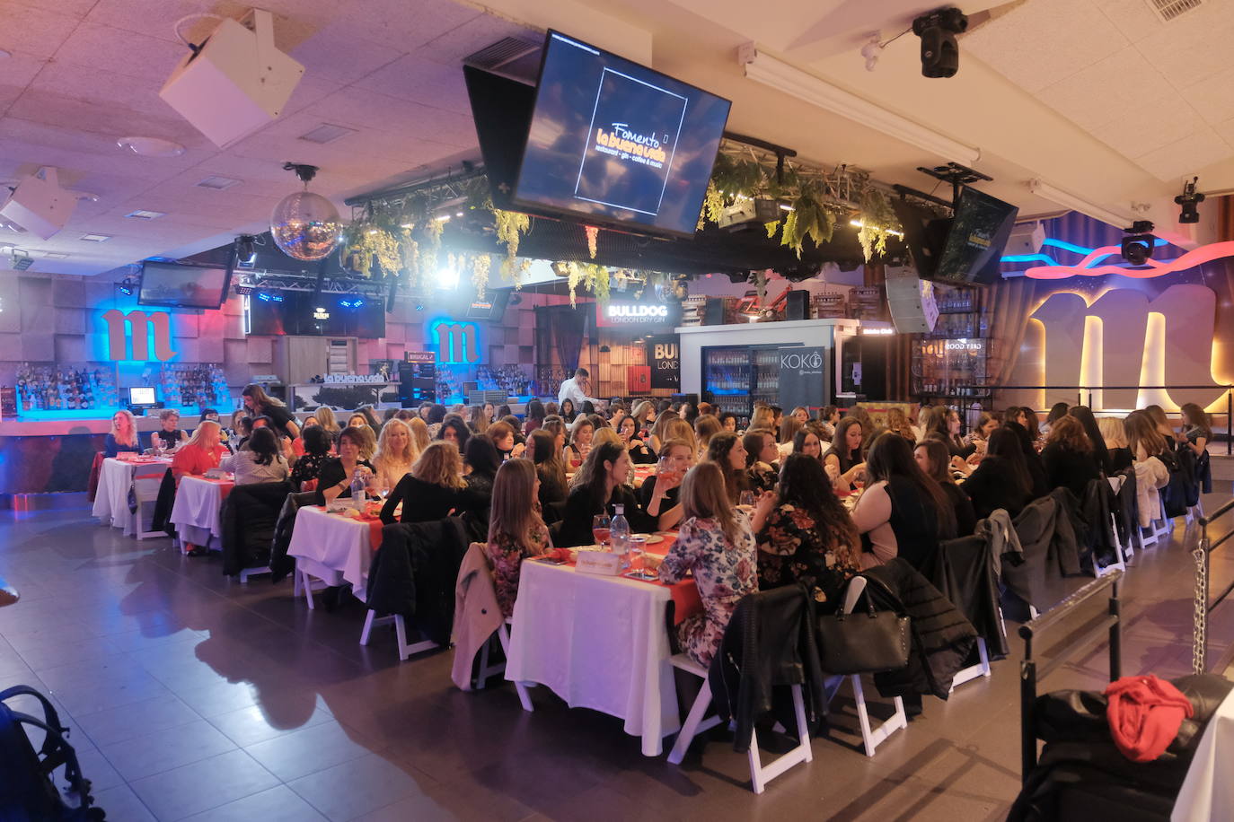 Con mucha antelación, grupos de gijonesas hace semanas que se reunieron para determinar dónde cenar la noche de Les Comadres.