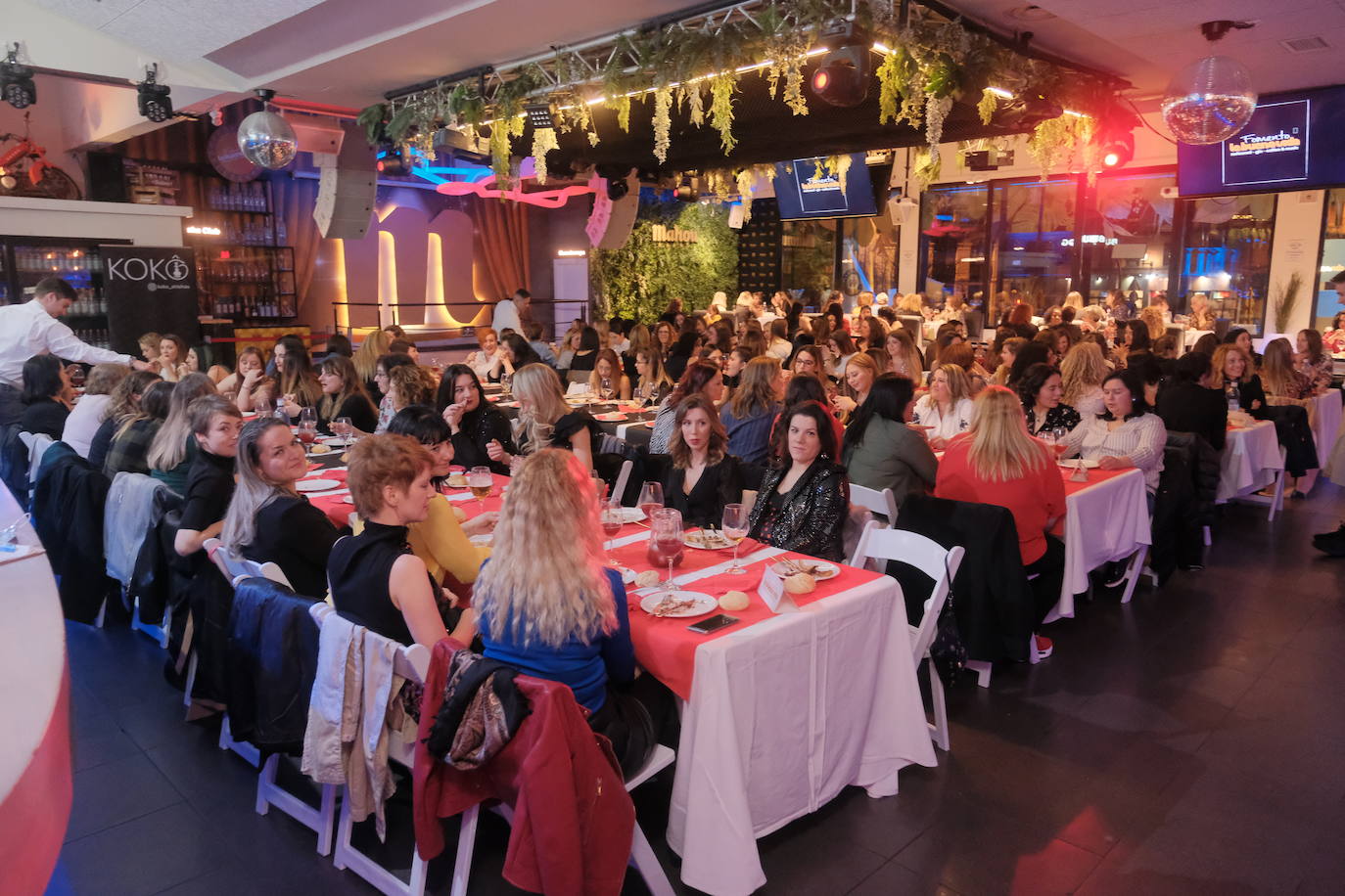 Con mucha antelación, grupos de gijonesas hace semanas que se reunieron para determinar dónde cenar la noche de Les Comadres.