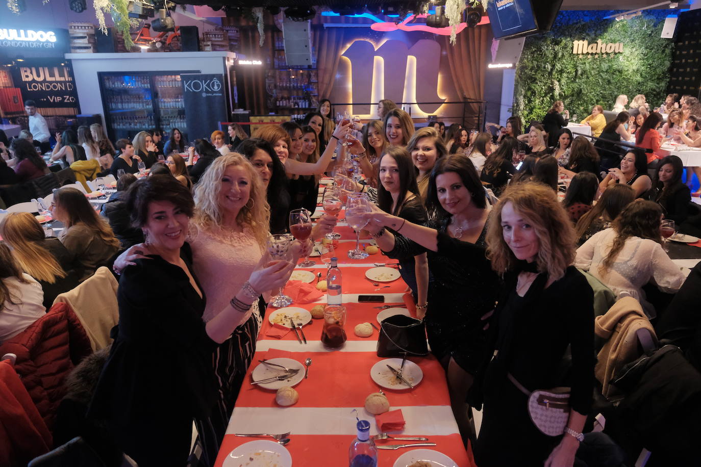 Con mucha antelación, grupos de gijonesas hace semanas que se reunieron para determinar dónde cenar la noche de Les Comadres.