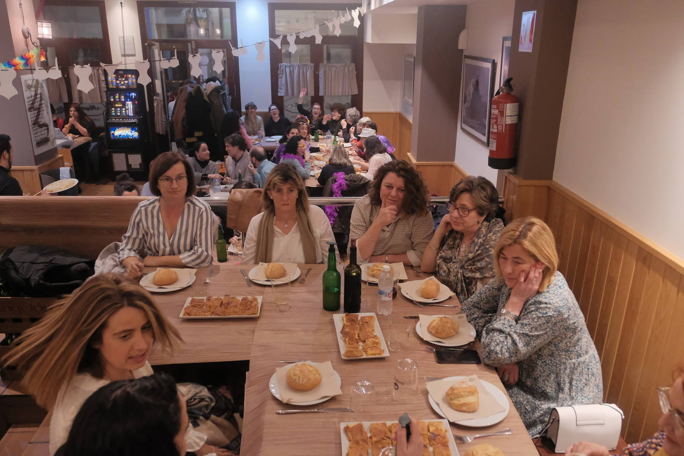 De origen marroquí, pero afincada en Barcelona, la escritora Najat El Hachmi recibió ayer el premio a la Comadre de Oro que entrega la Tertulia Feminista Les Comadres desde hace 34 años.