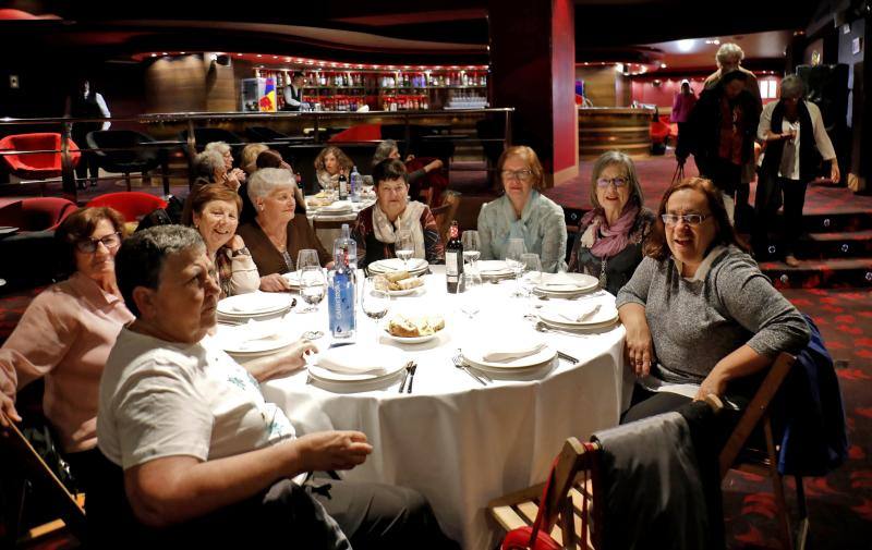 De origen marroquí, pero afincada en Barcelona, la escritora Najat El Hachmi recibió ayer el premio a la Comadre de Oro que entrega la Tertulia Feminista Les Comadres desde hace 34 años.