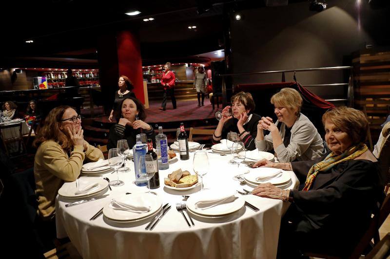 De origen marroquí, pero afincada en Barcelona, la escritora Najat El Hachmi recibió ayer el premio a la Comadre de Oro que entrega la Tertulia Feminista Les Comadres desde hace 34 años.