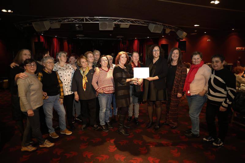 De origen marroquí, pero afincada en Barcelona, la escritora Najat El Hachmi recibió ayer el premio a la Comadre de Oro que entrega la Tertulia Feminista Les Comadres desde hace 34 años.