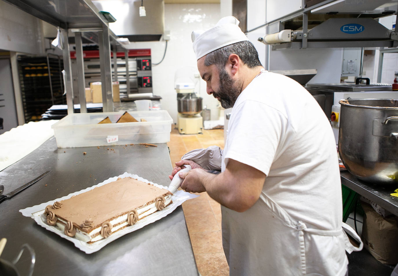  Las panaderías de la Pola elaboran los productos típicos de Comadres