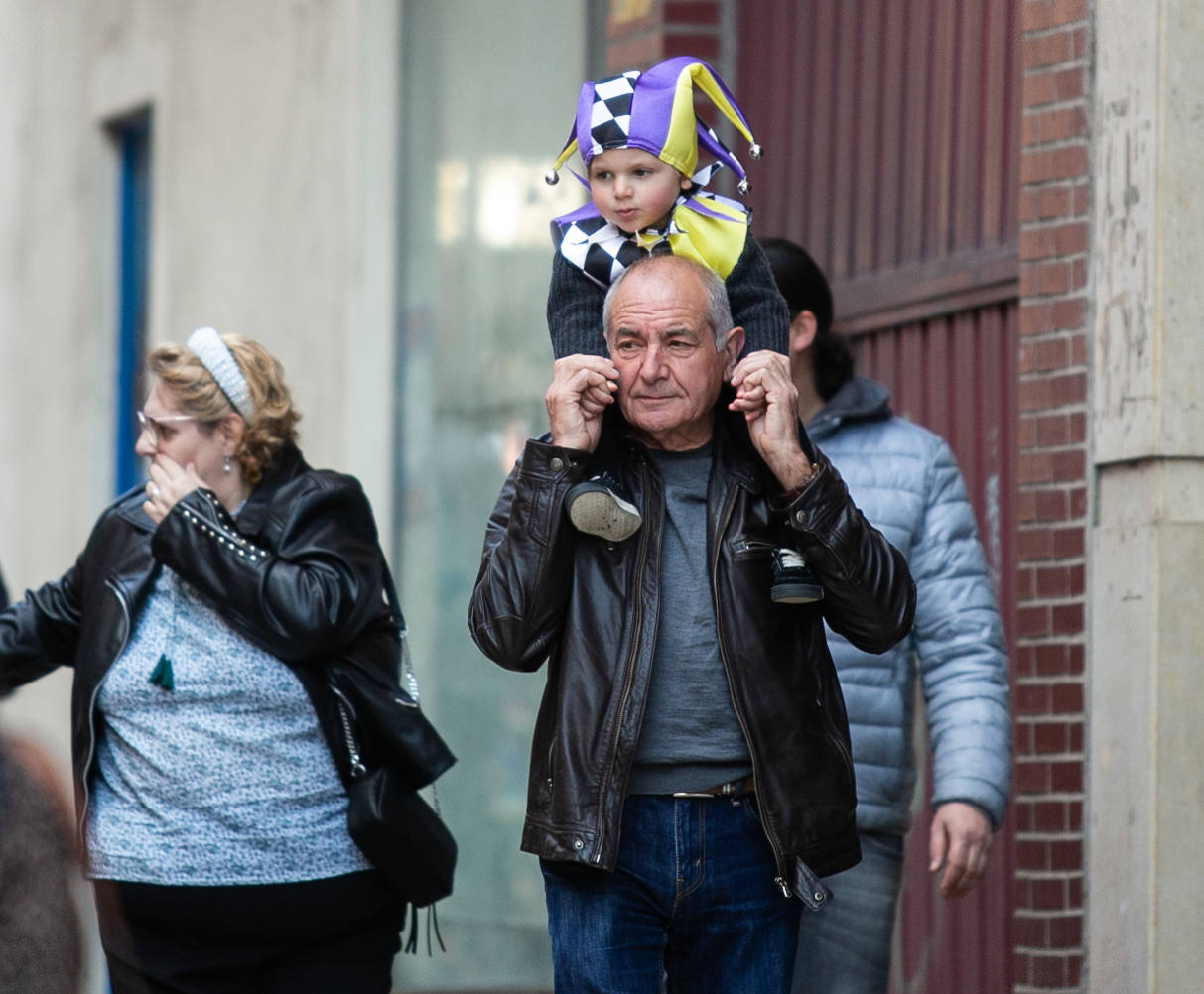 Los alumnos del colegio Peña Careses de Siero han lucido sus mejores galas para participar en el tradicional Desfile de Comadres. 
