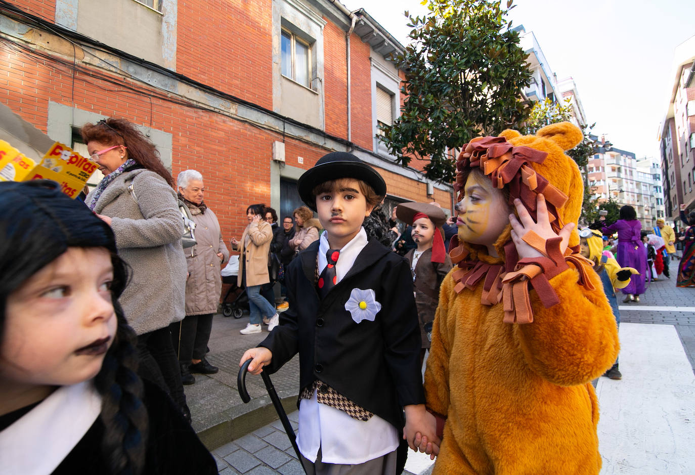 Los alumnos del colegio Peña Careses de Siero han lucido sus mejores galas para participar en el tradicional Desfile de Comadres. 