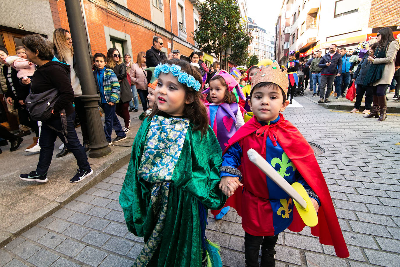 Los alumnos del colegio Peña Careses de Siero han lucido sus mejores galas para participar en el tradicional Desfile de Comadres. 