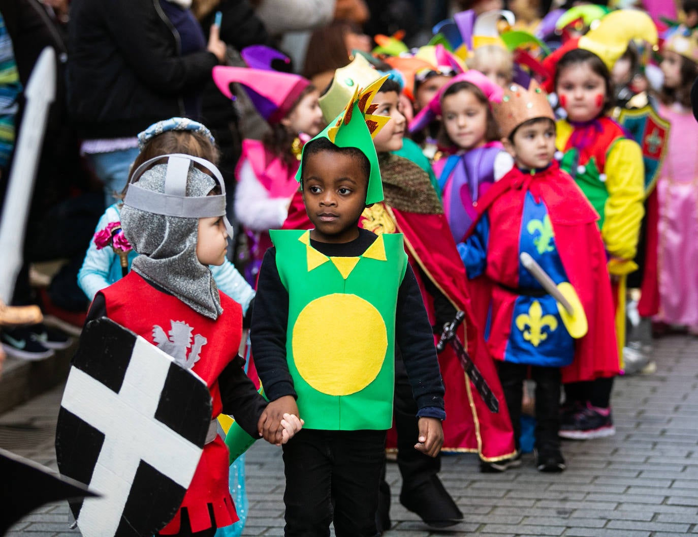 Los alumnos del colegio Peña Careses de Siero han lucido sus mejores galas para participar en el tradicional Desfile de Comadres. 