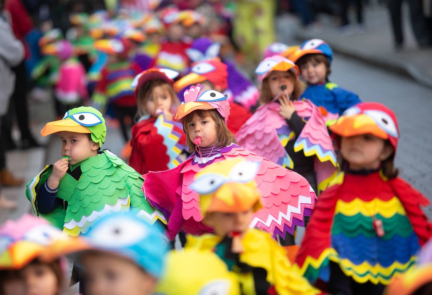 Los alumnos del colegio Peña Careses de Siero han lucido sus mejores galas para participar en el tradicional Desfile de Comadres. 