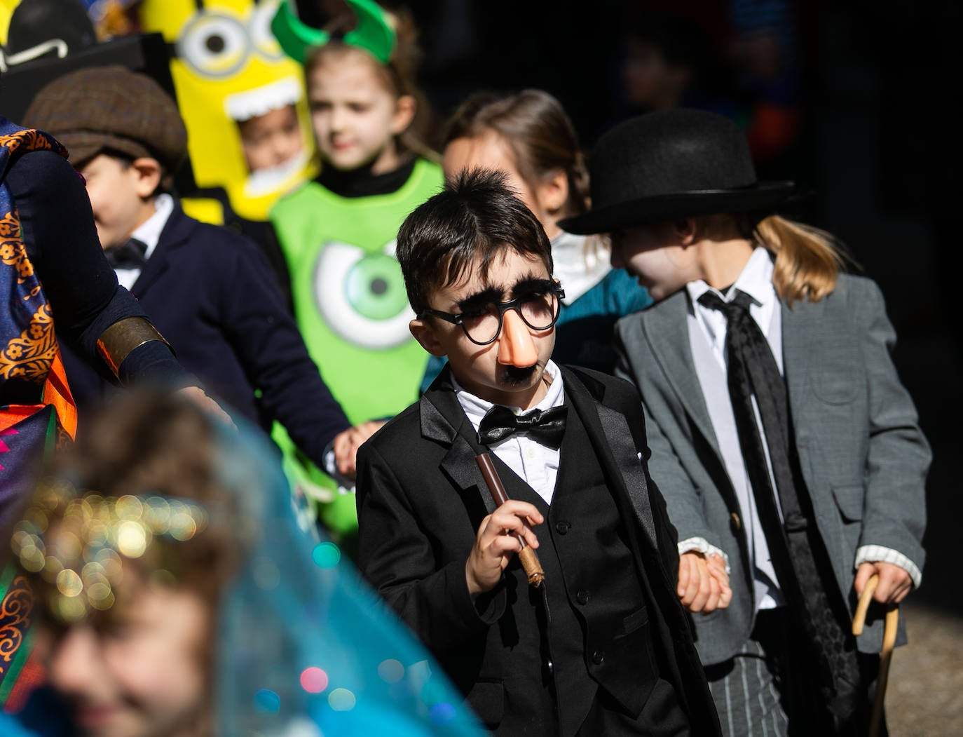 Los alumnos del colegio Peña Careses de Siero han lucido sus mejores galas para participar en el tradicional Desfile de Comadres. 