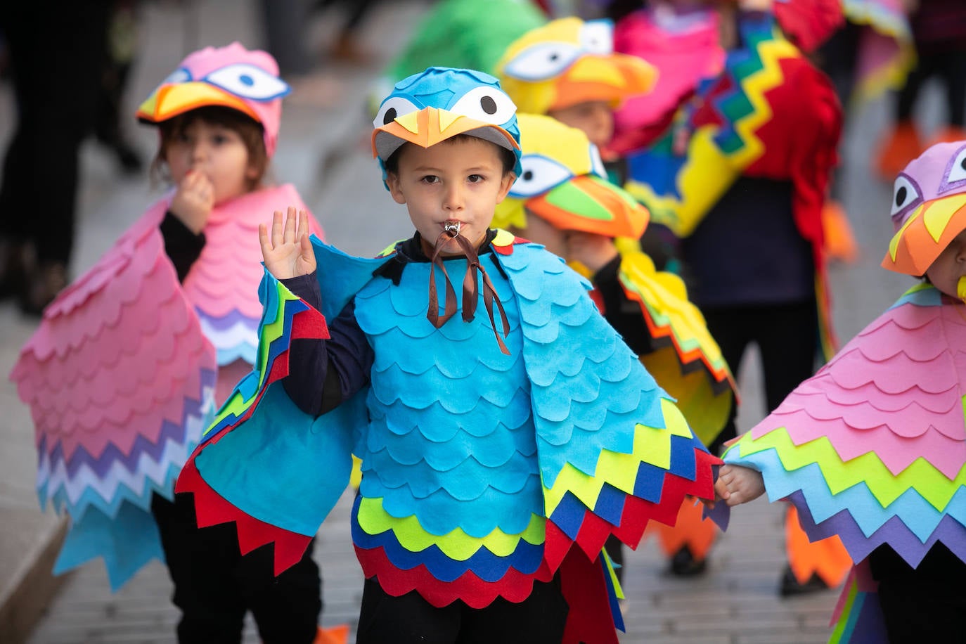 Los alumnos del colegio Peña Careses de Siero han lucido sus mejores galas para participar en el tradicional Desfile de Comadres. 