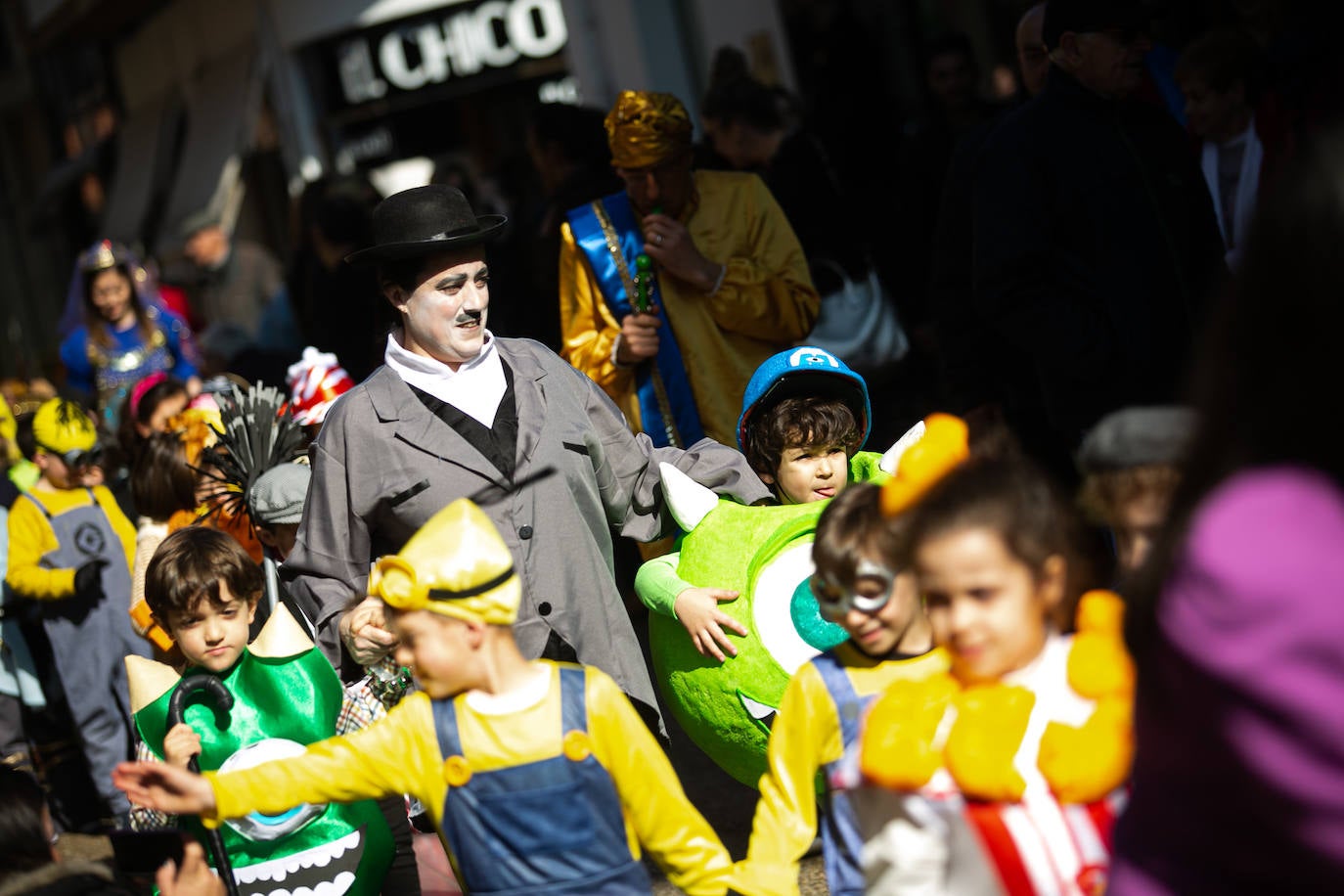 Los alumnos del colegio Peña Careses de Siero han lucido sus mejores galas para participar en el tradicional Desfile de Comadres. 