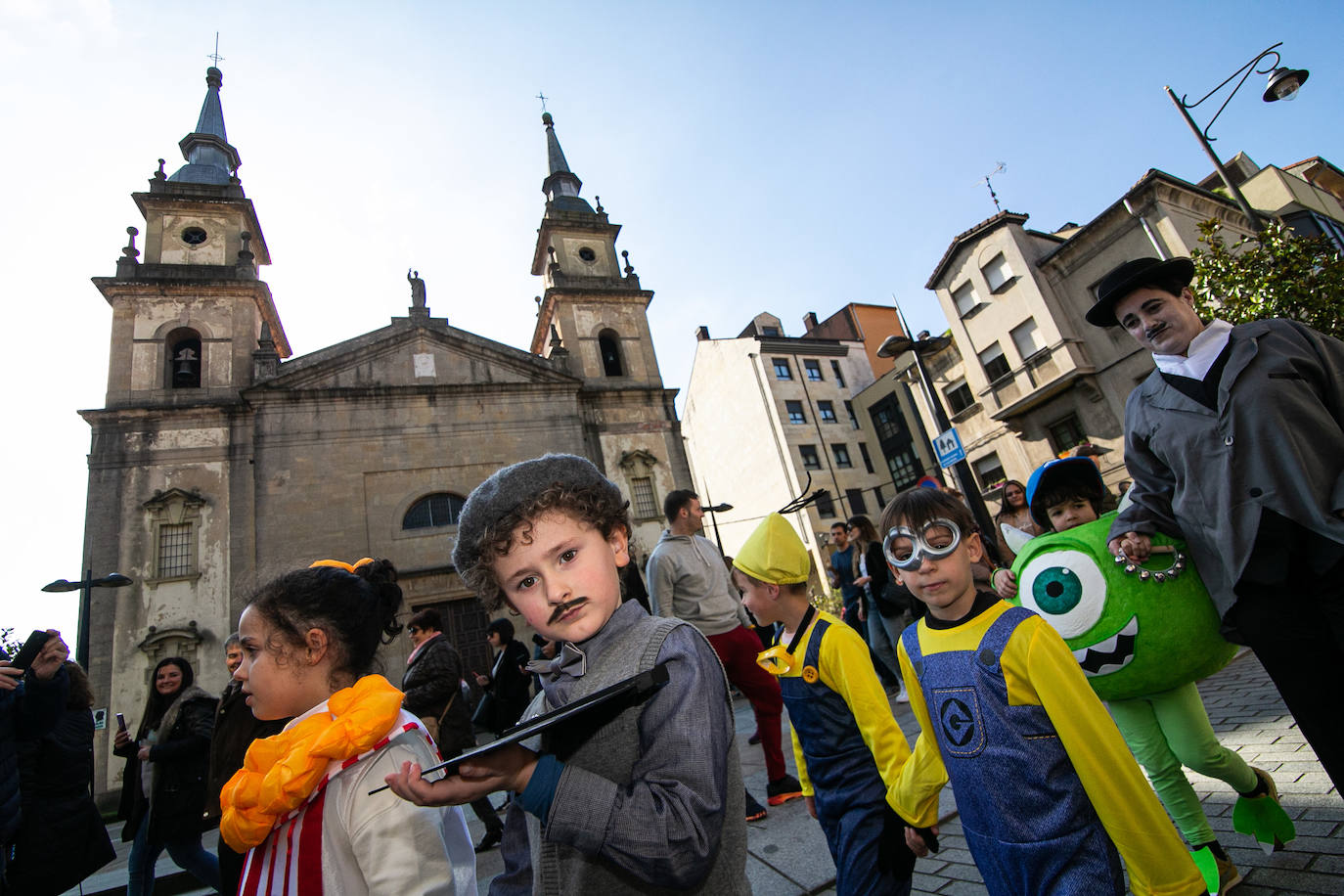 Los alumnos del colegio Peña Careses de Siero han lucido sus mejores galas para participar en el tradicional Desfile de Comadres. 