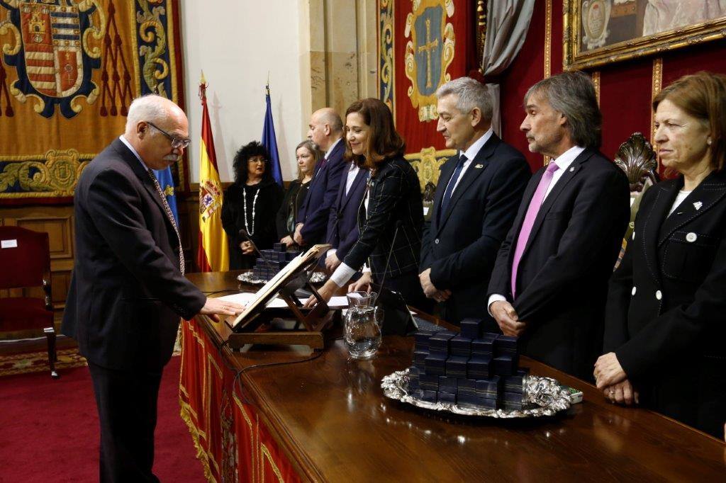 El rector, Santiago García Granda, ha presidido esta mañana, en el Paraninfo del Edificio Histórico, el Acto de Toma de Posesión «Rector Alas» de 132 miembros de la comunidad universitaria: 57 catedráticos y catedráticas de universidad, 49 profesores y profesoras titulares de universidad, 25 personas del Personal de Administración y Servicios y un cargo académico.