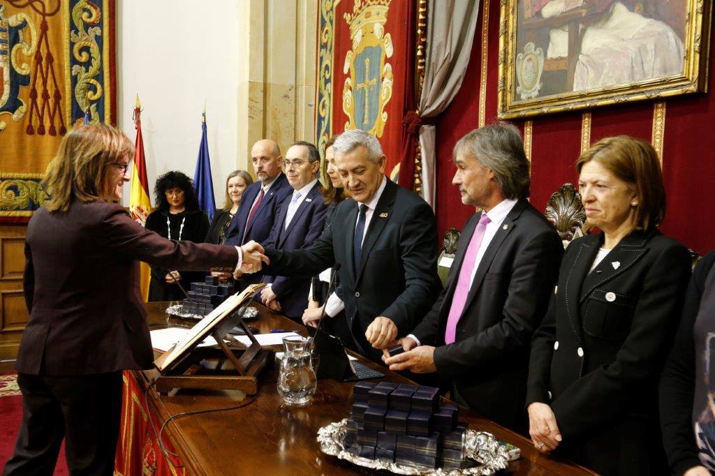 El rector, Santiago García Granda, ha presidido esta mañana, en el Paraninfo del Edificio Histórico, el Acto de Toma de Posesión «Rector Alas» de 132 miembros de la comunidad universitaria: 57 catedráticos y catedráticas de universidad, 49 profesores y profesoras titulares de universidad, 25 personas del Personal de Administración y Servicios y un cargo académico.