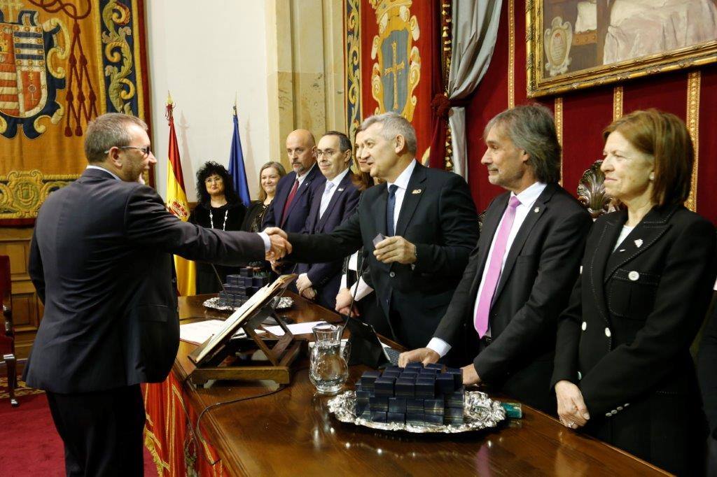 El rector, Santiago García Granda, ha presidido esta mañana, en el Paraninfo del Edificio Histórico, el Acto de Toma de Posesión «Rector Alas» de 132 miembros de la comunidad universitaria: 57 catedráticos y catedráticas de universidad, 49 profesores y profesoras titulares de universidad, 25 personas del Personal de Administración y Servicios y un cargo académico.