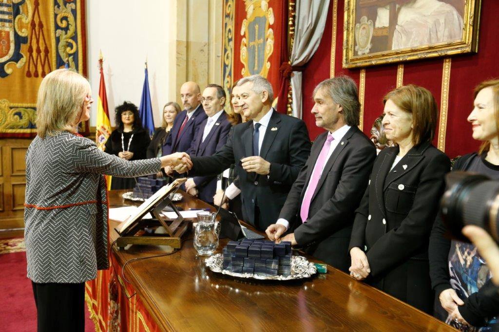 El rector, Santiago García Granda, ha presidido esta mañana, en el Paraninfo del Edificio Histórico, el Acto de Toma de Posesión «Rector Alas» de 132 miembros de la comunidad universitaria: 57 catedráticos y catedráticas de universidad, 49 profesores y profesoras titulares de universidad, 25 personas del Personal de Administración y Servicios y un cargo académico.