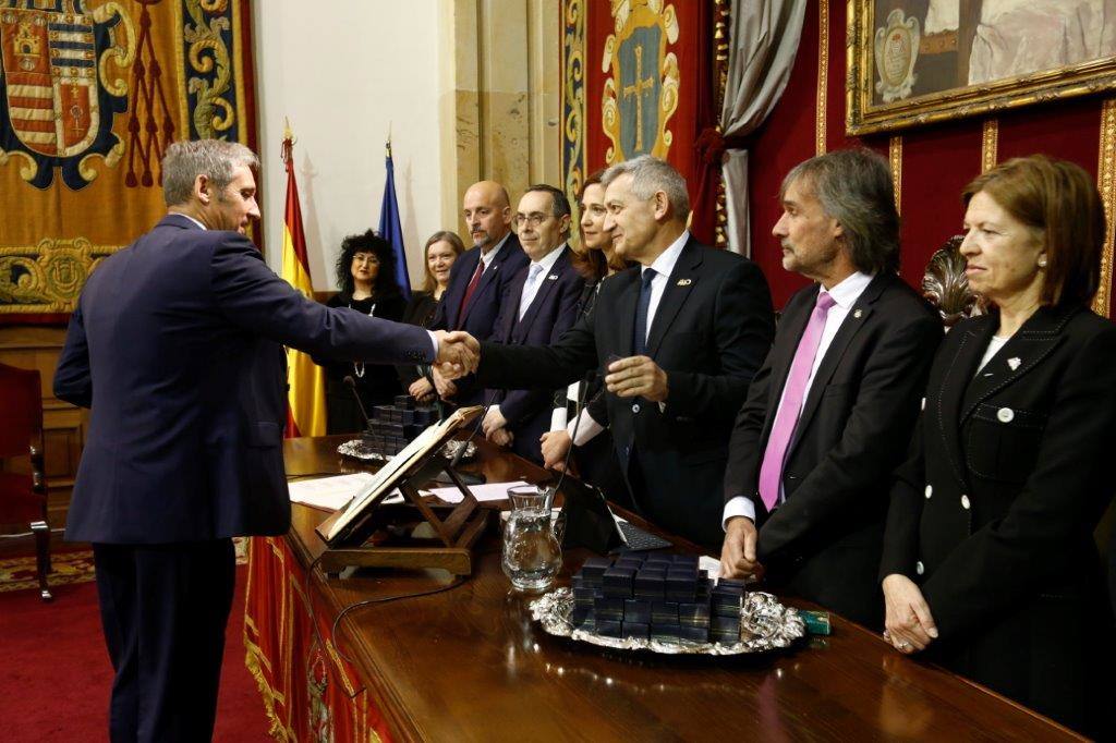 El rector, Santiago García Granda, ha presidido esta mañana, en el Paraninfo del Edificio Histórico, el Acto de Toma de Posesión «Rector Alas» de 132 miembros de la comunidad universitaria: 57 catedráticos y catedráticas de universidad, 49 profesores y profesoras titulares de universidad, 25 personas del Personal de Administración y Servicios y un cargo académico.