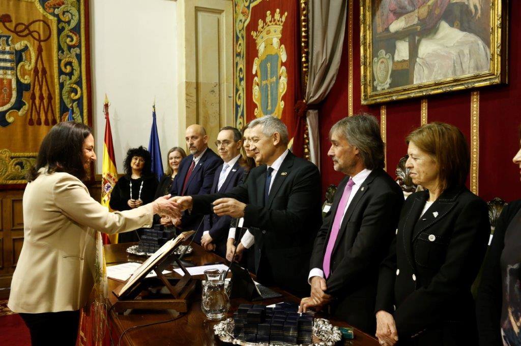 El rector, Santiago García Granda, ha presidido esta mañana, en el Paraninfo del Edificio Histórico, el Acto de Toma de Posesión «Rector Alas» de 132 miembros de la comunidad universitaria: 57 catedráticos y catedráticas de universidad, 49 profesores y profesoras titulares de universidad, 25 personas del Personal de Administración y Servicios y un cargo académico.