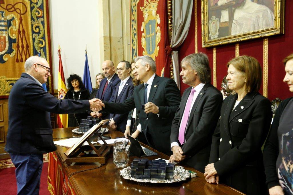 El rector, Santiago García Granda, ha presidido esta mañana, en el Paraninfo del Edificio Histórico, el Acto de Toma de Posesión «Rector Alas» de 132 miembros de la comunidad universitaria: 57 catedráticos y catedráticas de universidad, 49 profesores y profesoras titulares de universidad, 25 personas del Personal de Administración y Servicios y un cargo académico.