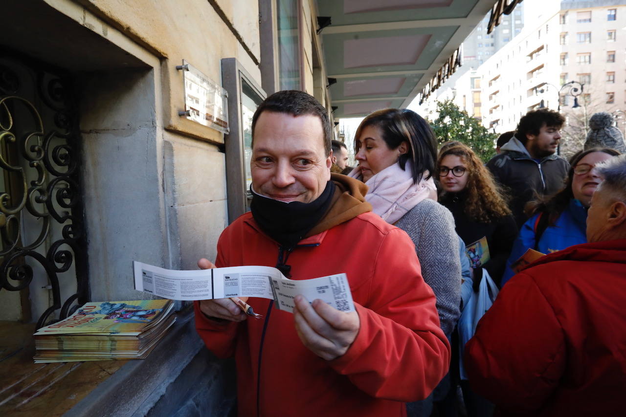 Fotos: Colas interminables para asegurarse un sitio en el concurso de charangas de Gijón