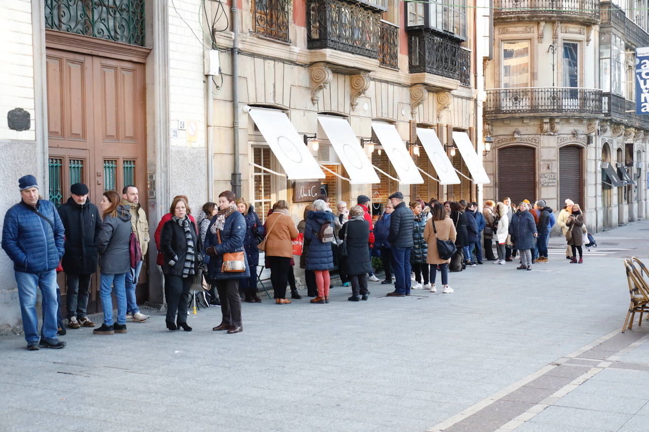 Fotos: Colas interminables para asegurarse un sitio en el concurso de charangas de Gijón