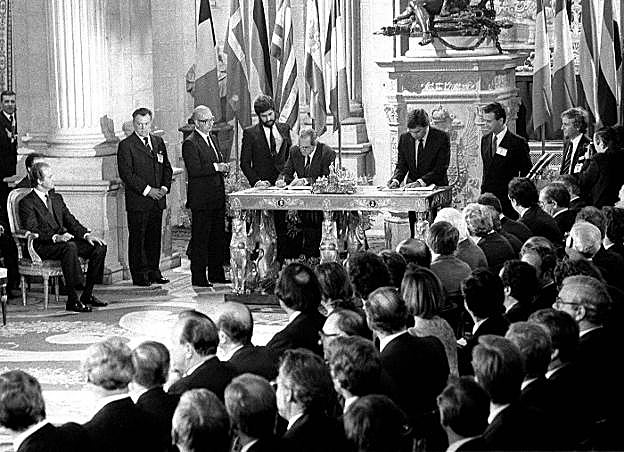 Fernando Morán y Felipe González firman el tratado de adhesión de España a la Comunidad Económica Europea. 