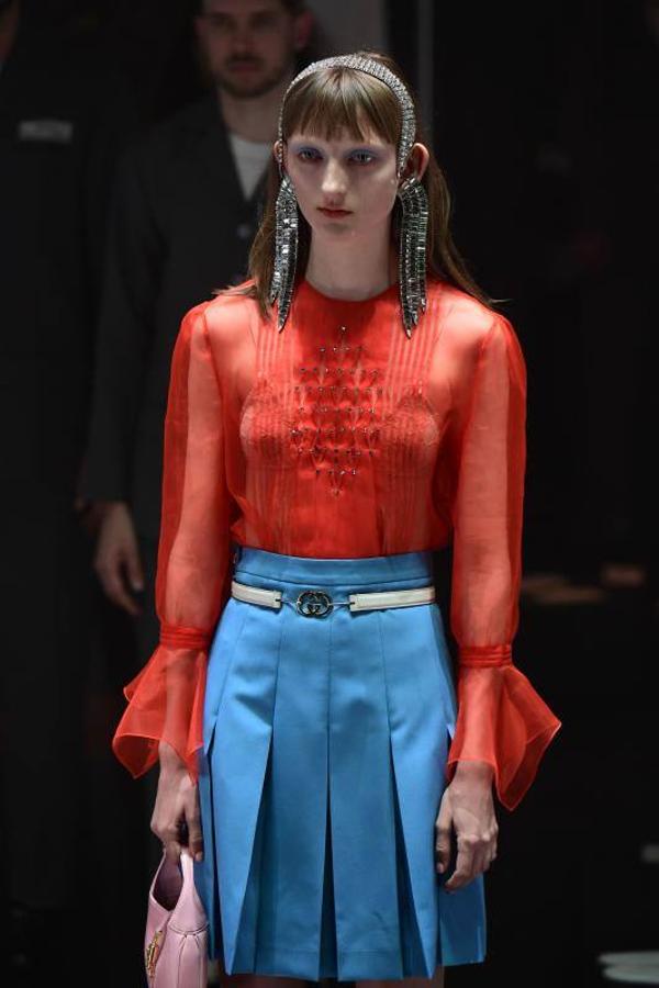 La Semana de la Moda de Milán ha arrancado con uno de los desfiles más espectaculares. Gucci ha sorprendido esta vez con un escenario giratorio, en el que las modelos han pasado a convertirse en maniquíes y en el que también se ha podido apreciar el trabajo de los estilistas y maquilladores que siempre hay detrás de las pasarelas. Una de las colecciones de otoño/invierno más esperadas, que no ha dejado indiferente a nadie. 