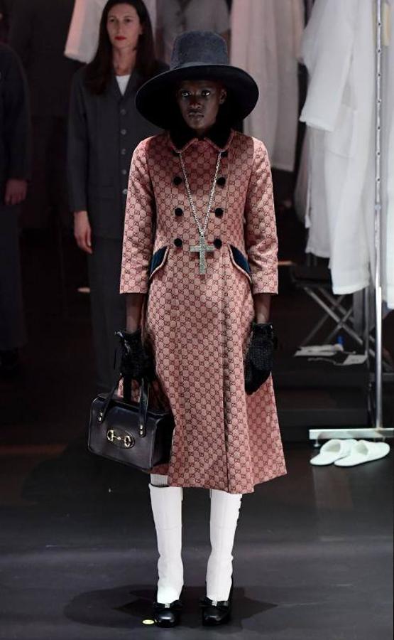 La Semana de la Moda de Milán ha arrancado con uno de los desfiles más espectaculares. Gucci ha sorprendido esta vez con un escenario giratorio, en el que las modelos han pasado a convertirse en maniquíes y en el que también se ha podido apreciar el trabajo de los estilistas y maquilladores que siempre hay detrás de las pasarelas. Una de las colecciones de otoño/invierno más esperadas, que no ha dejado indiferente a nadie. 