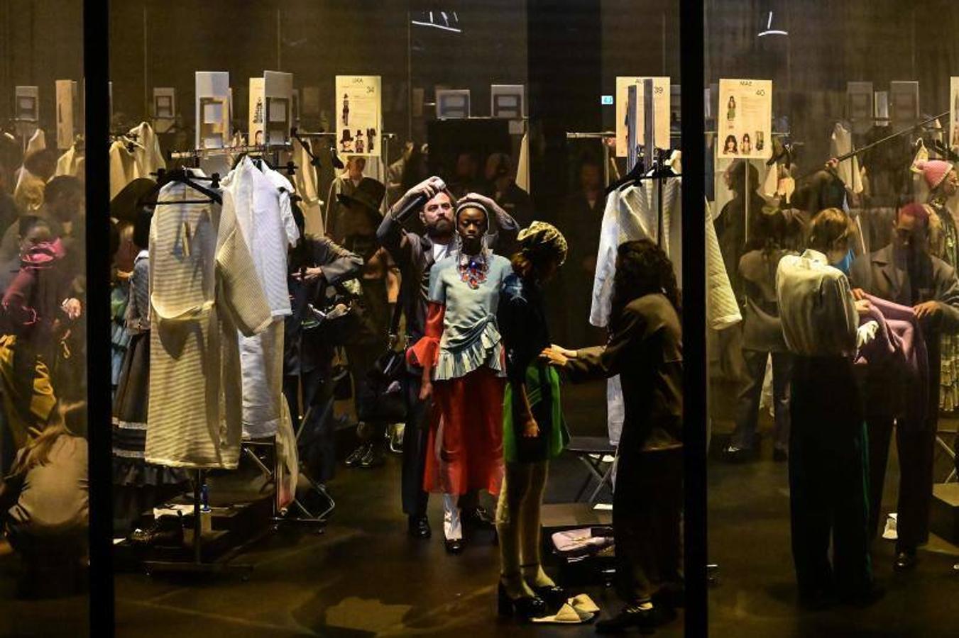 La Semana de la Moda de Milán ha arrancado con uno de los desfiles más espectaculares. Gucci ha sorprendido esta vez con un escenario giratorio, en el que las modelos han pasado a convertirse en maniquíes y en el que también se ha podido apreciar el trabajo de los estilistas y maquilladores que siempre hay detrás de las pasarelas. Una de las colecciones de otoño/invierno más esperadas, que no ha dejado indiferente a nadie. 