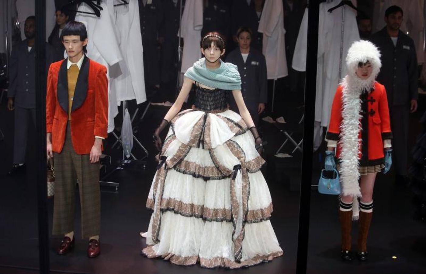 La Semana de la Moda de Milán ha arrancado con uno de los desfiles más espectaculares. Gucci ha sorprendido esta vez con un escenario giratorio, en el que las modelos han pasado a convertirse en maniquíes y en el que también se ha podido apreciar el trabajo de los estilistas y maquilladores que siempre hay detrás de las pasarelas. Una de las colecciones de otoño/invierno más esperadas, que no ha dejado indiferente a nadie. 