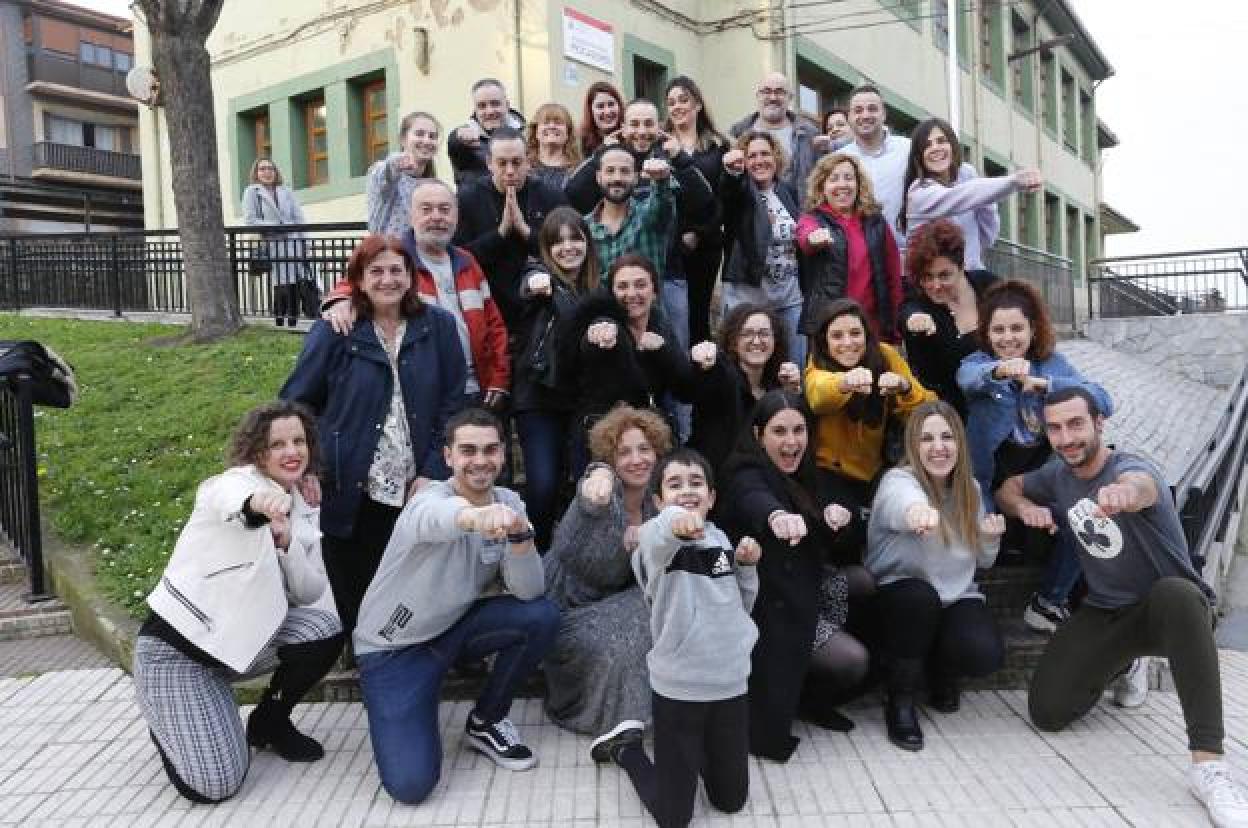 Perdíos de los Nervios interrumpe uno de sus ensayos en la Asociación de Vecinos de Pescadores para posar empoderados.