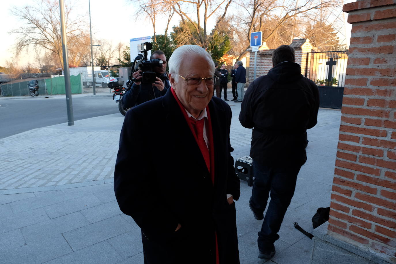 Personalidades como el expresidente del Gobierno Felipe González y el ministro de Agricultura, Luis Planas, y rostros conocidos de la política y la sociedad asturiana como la alcaldesa de Avilés, Mariví Monteserín, y el padre Ángel, arroparon a la familia del exministro Fernando Morán en su capilla ardiente, instalada en el tanatorio de Pozuelo de Alarcón, en Madrid. 