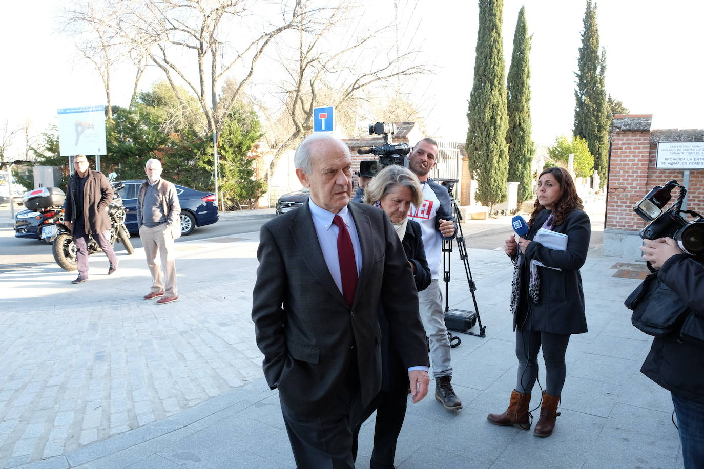 Personalidades como el expresidente del Gobierno Felipe González y el ministro de Agricultura, Luis Planas, y rostros conocidos de la política y la sociedad asturiana como la alcaldesa de Avilés, Mariví Monteserín, y el padre Ángel, arroparon a la familia del exministro Fernando Morán en su capilla ardiente, instalada en el tanatorio de Pozuelo de Alarcón, en Madrid. 