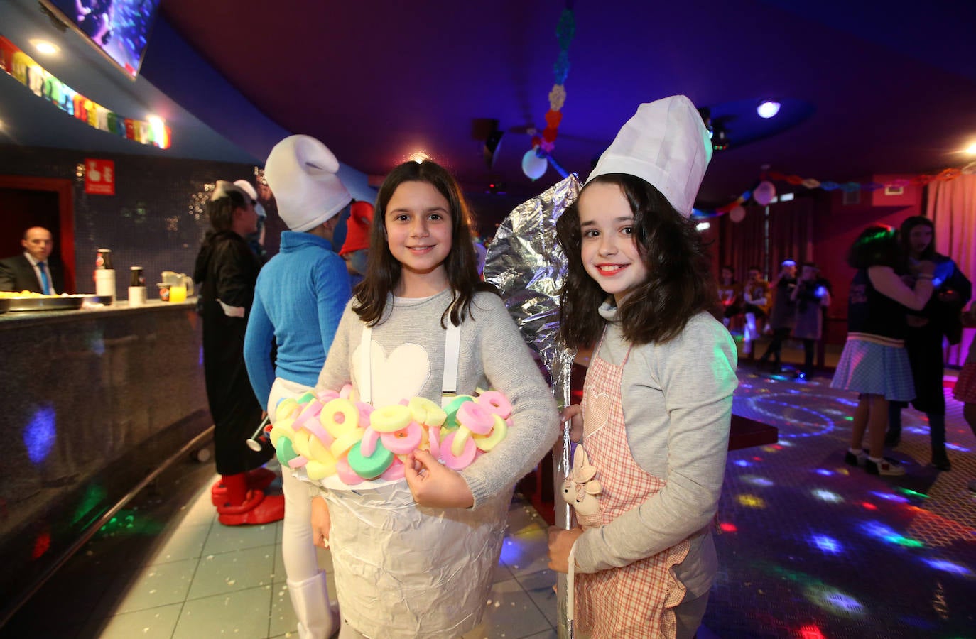 El Centro Asturiano ha celebrado este viernes la fiesta junior del carnaval, en la que han participado chicos de entre 11 y 15 años, quienes han podido participar en el concurso de disfraces y de hasta un 'escape room' 