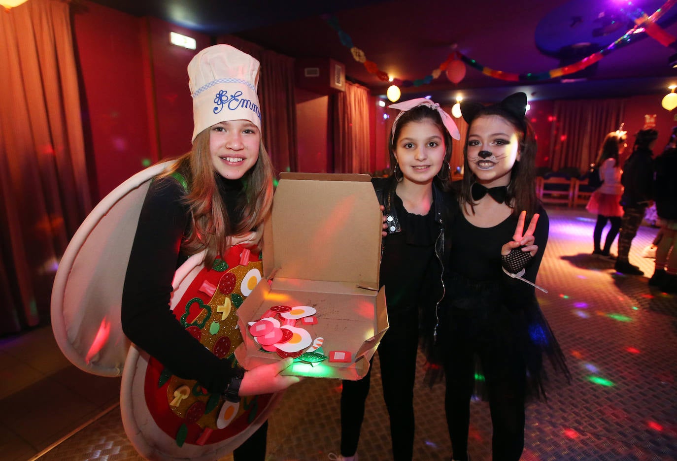 El Centro Asturiano ha celebrado este viernes la fiesta junior del carnaval, en la que han participado chicos de entre 11 y 15 años, quienes han podido participar en el concurso de disfraces y de hasta un 'escape room' 