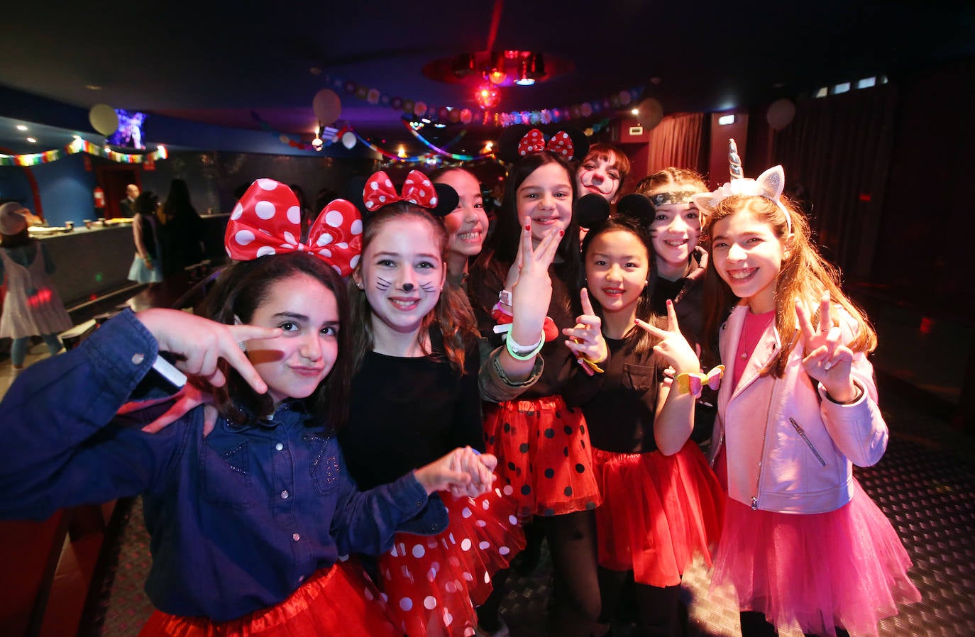 El Centro Asturiano ha celebrado este viernes la fiesta junior del carnaval, en la que han participado chicos de entre 11 y 15 años, quienes han podido participar en el concurso de disfraces y de hasta un 'escape room' 