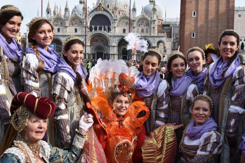 La ciudad italiana de Venecia celebra uno de los carnavales más prestigiosos de Europa. El 'Vuelo del ángel' da el pistoletazo de salida a varios días de fiesta.