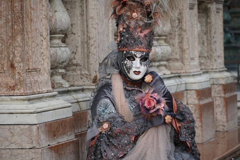 La ciudad italiana de Venecia celebra uno de los carnavales más prestigiosos de Europa. El 'Vuelo del ángel' da el pistoletazo de salida a varios días de fiesta.