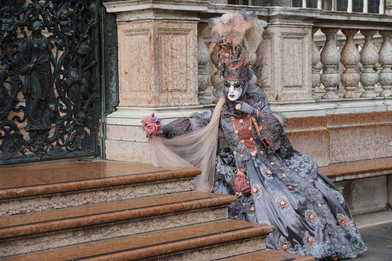 La ciudad italiana de Venecia celebra uno de los carnavales más prestigiosos de Europa. El 'Vuelo del ángel' da el pistoletazo de salida a varios días de fiesta.
