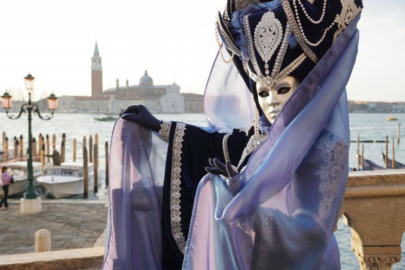 La ciudad italiana de Venecia celebra uno de los carnavales más prestigiosos de Europa. El 'Vuelo del ángel' da el pistoletazo de salida a varios días de fiesta.