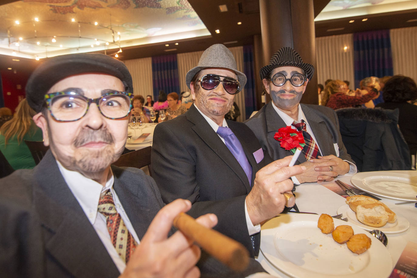 Las comadres prenden el antroxu en Avilés