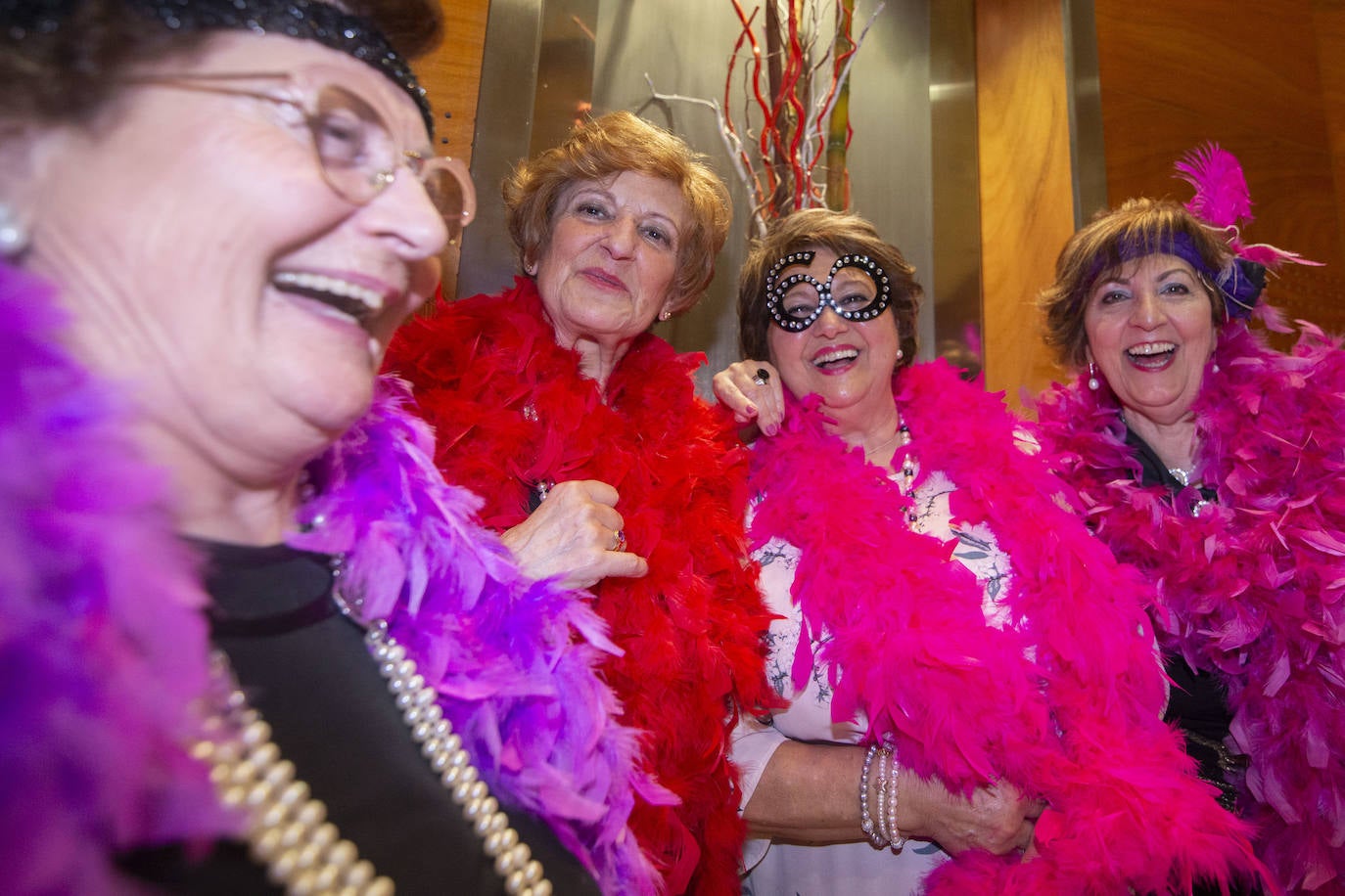 Las comadres prenden el antroxu en Avilés