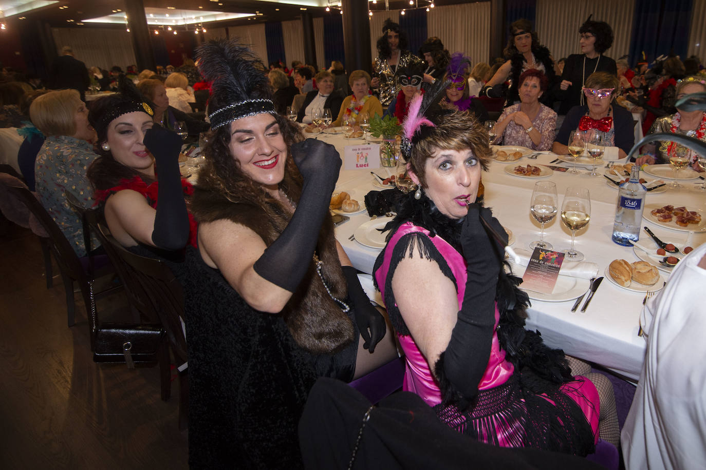 Las comadres prenden el antroxu en Avilés