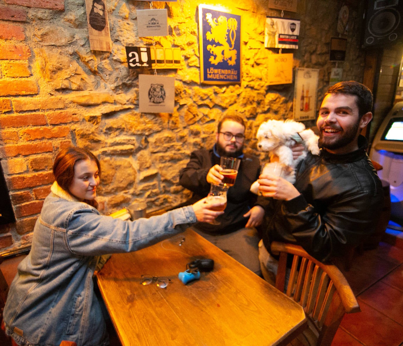 La Pola se llenó, desde el mediodía a la noche, de grupos de amigos para celebrar una fiesta que ya no es exclusiva de las mujeres