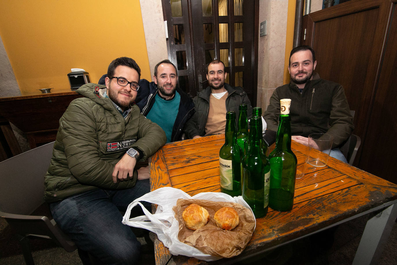 La Pola se llenó, desde el mediodía a la noche, de grupos de amigos para celebrar una fiesta que ya no es exclusiva de las mujeres